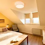 בית נופש Landeskrone Fuer 10 Personen Mit Sauna, Terrasse, Inkl Parkplatz In דרזדן