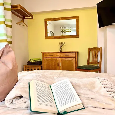 Holiday home Landeskrone Fuer 10 Personen Mit Sauna, Terrasse, Inkl Parkplatz In *