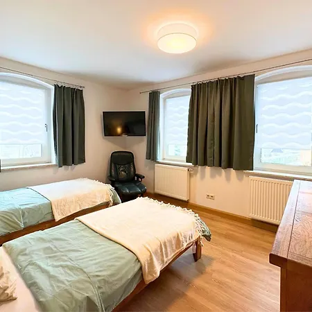 Landeskrone Fuer 10 Personen Mit Sauna, Terrasse, Inkl Parkplatz In בית נופש *