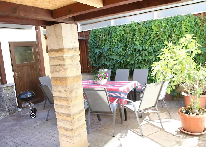 בית נופש Landeskrone Fuer 10 Personen Mit Sauna, Terrasse, Inkl Parkplatz In