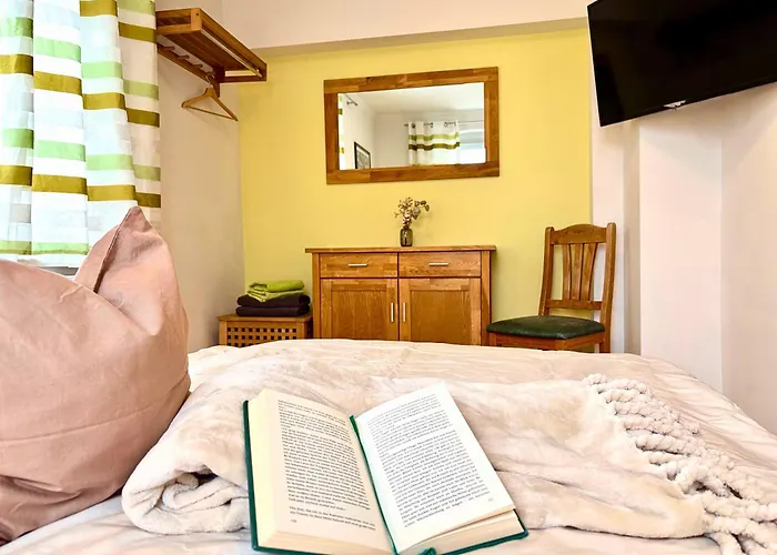 בית נופש Landeskrone Fuer 10 Personen Mit Sauna, Terrasse, Inkl Parkplatz In *